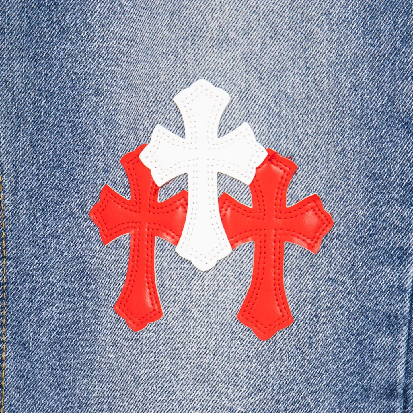 P260 Chrome Hearts Light Blue Pants Sanskrit Red and White Leather Jeans CH jeans need to be washed and then dismantled and hand-stitched with sheepskin cross leather and then spliced ​​together. The whole piece has too many craftsmanship to explain. The patchwork cross pattern is embellished, and the high-waisted washed jeans! ! Absolutely high-end luxury products, god-level single products and super popular products, made with top heavy industry, a must-see magic weapon. Customized hardware. The fabric is thick and soft after washing. It has good breathability. Customized small leather label. Unique design. The details are simple and elegant, and the workmanship is exquisite. The entire trousers are neatly routed and the details are in place! It’s so cool that both men and women can easily control the genderless trend! Style number: 1802# Color: blue Size: 28 30 32 34